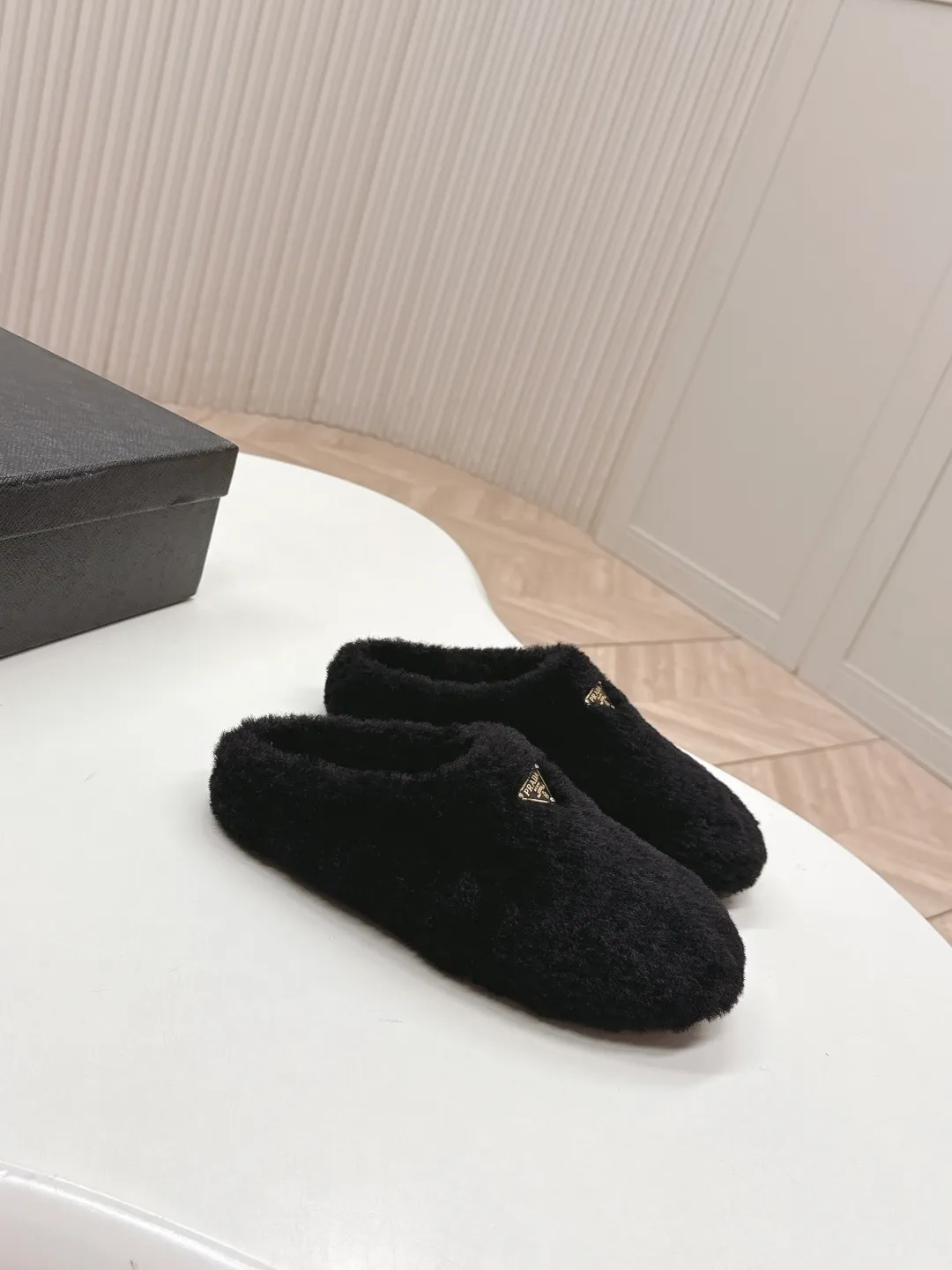 👟👟Ex-factory price 520👟👟 Prada prada25 autumn and winter furry slippers series, half-slip wool slippers, classic triangle buckle, comfortable, cute, cute, fashionable, elegant and versatile, the wool is comfortable and soft, awakening the warmth of autumn and winter. Let you walk comfortably from morning to night. Pair it with socks to easily cope with the changing seasons. Wool, sheep pattern lining, original outsole! 35-40 yards